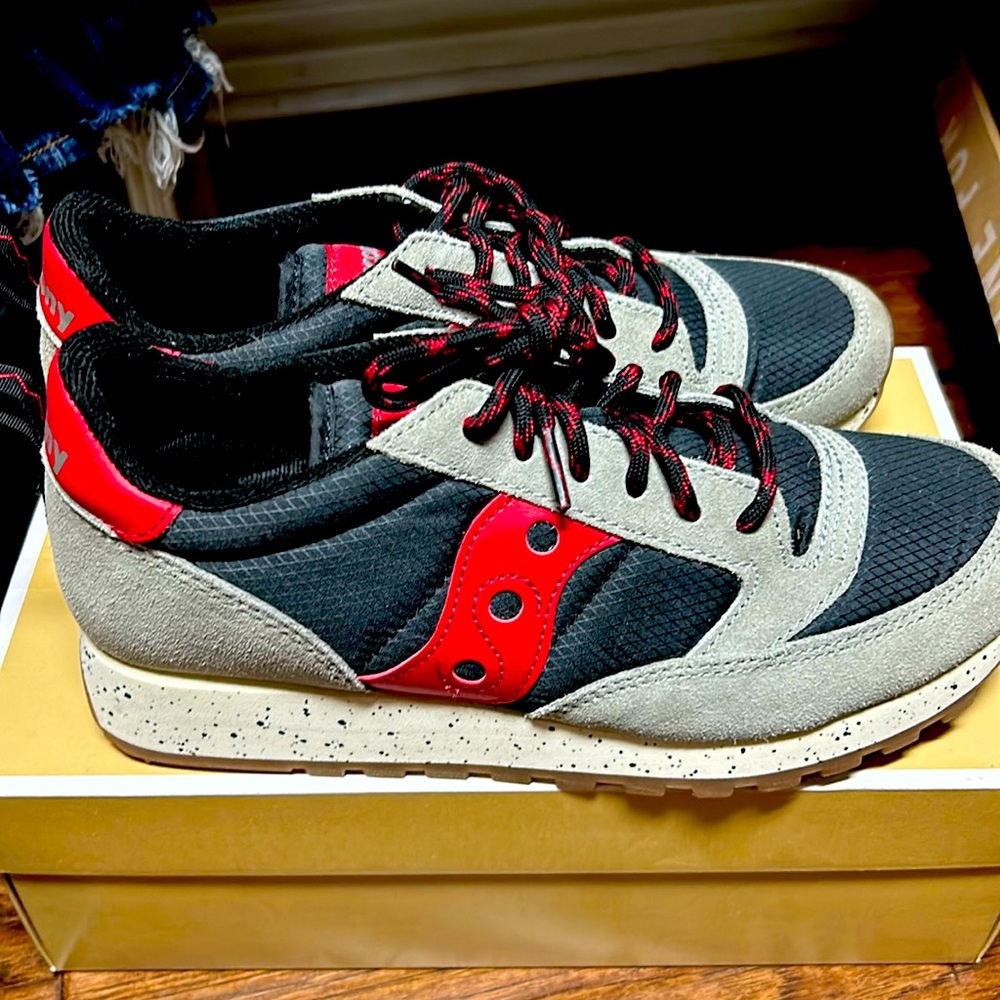 Woman’s Saucony Jazz size 8. Light gray, red and charcoal.